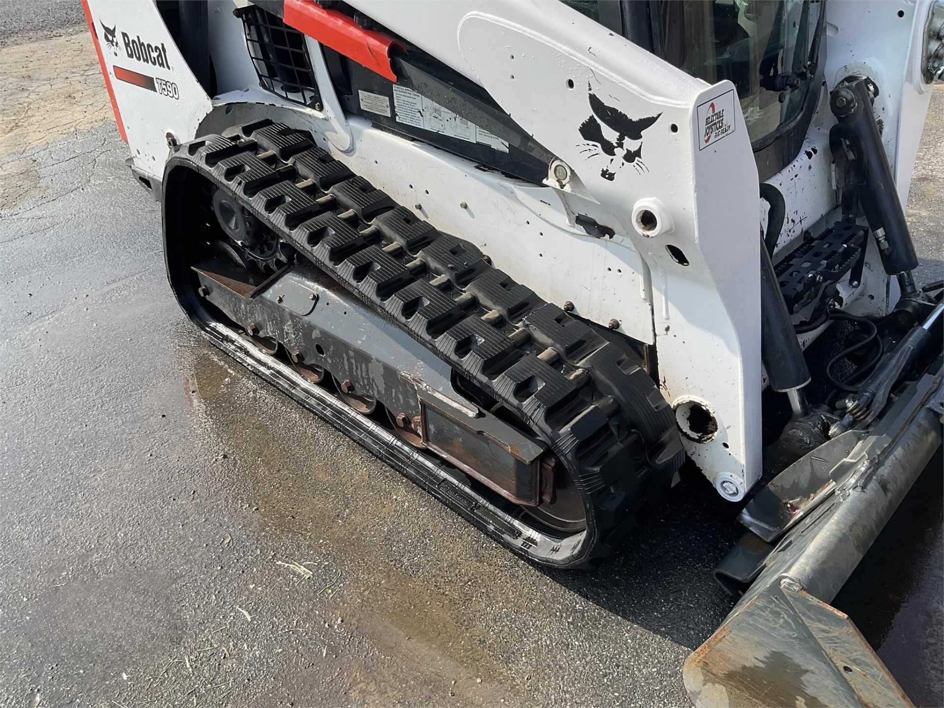 2014 Bobcat T590 — track and undercarriage detail